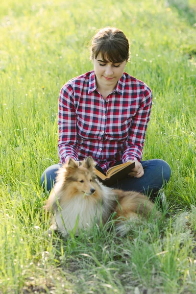 Student girl learning in nature with dog — Stock Photo, Image