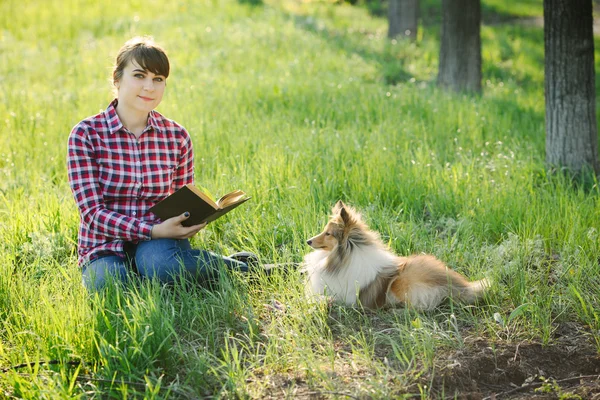 Öğrenci Kız köpekle doğada öğrenme