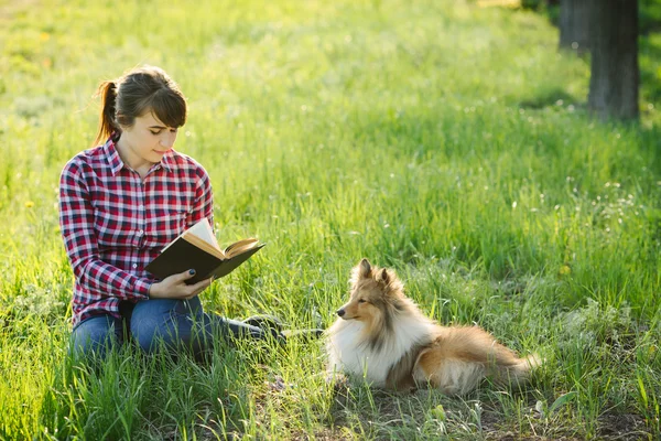Öğrenci Kız köpekle doğada öğrenme