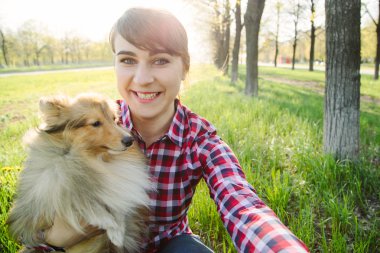 genç kadın ile onun köpek selfie alarak
