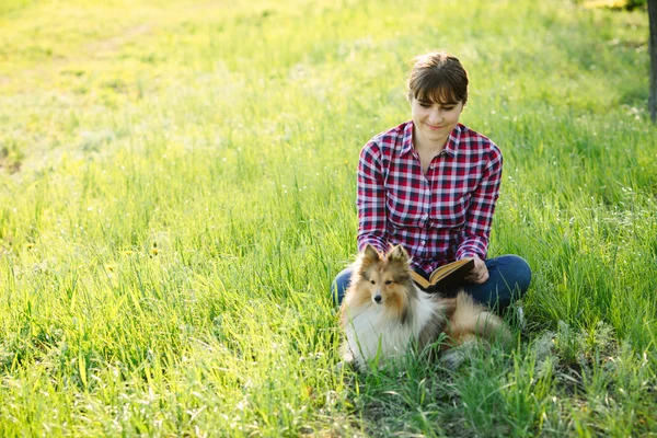 Öğrenci Kız köpekle doğada öğrenme