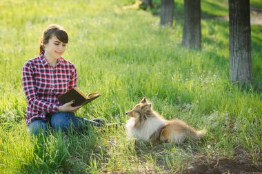 Öğrenci Kız köpekle doğada öğrenme