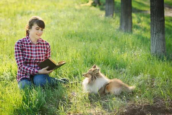 Öğrenci Kız köpekle doğada öğrenme