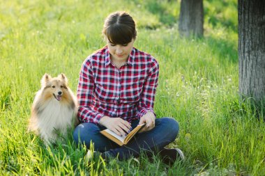 Öğrenci Kız köpekle doğada öğrenme