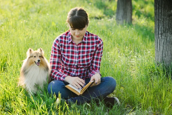 Öğrenci Kız köpekle doğada öğrenme