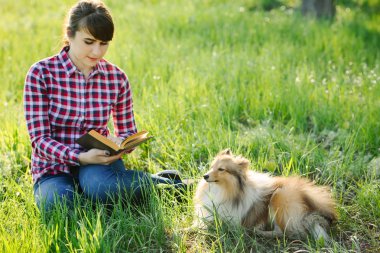 Öğrenci Kız köpekle doğada öğrenme