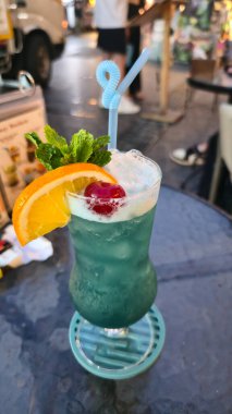 Renkli meyve ve nane ile süslenmiş canlı, ferahlatıcı bir mavi kokteyl, yaz tatili için kesinlikle mükemmel Khao San Road Bangkok Tayland