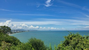 Canlı suları ve açık gökyüzü olan engin körfez, turkuaz suları ve Hua Hin Tayland üzerindeki geniş gökyüzü içeren sakin kıyı şeridi.