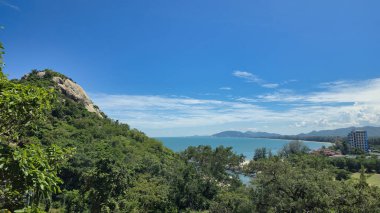 Manzaralı sahil manzarası, bereketli yeşilliklerle dolu sakin deniz manzarası, sakin suların ve canlı Hua Hin Tayland manzarası.