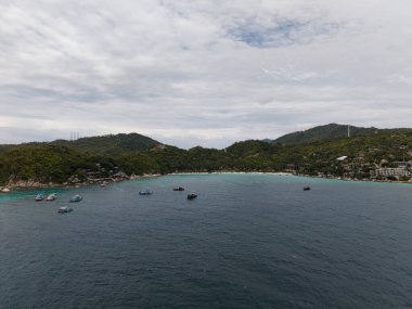 Etrafı denizle çevrili ıssız kayalıklarla çevrili engin okyanus sularıyla çevrili Koh Tao Tayland