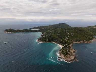 Gemili sahil limanı, demirlemiş gemilerin ve Koh Tao Tayland manzaralı koyların bulunduğu pitoresk deniz kenarı konumu.