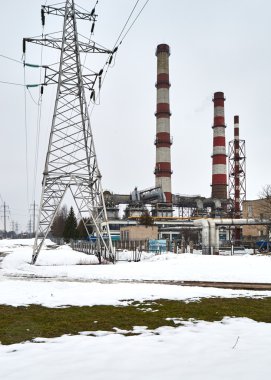 Kış aylarında bulutlu gökyüzü karşı enerji santrali