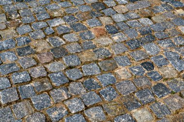 Yolun Arnavut kaldırımlı 