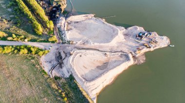 Nehirdeki kum işleme tesisinin havadan görüntüsü. Tüm doğal kum türlerinin çıkarılması ve tedavisi.