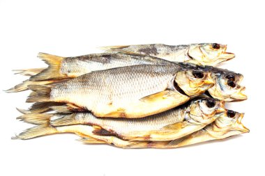 İzole edilmiş, beyaz arka planda kurutulmuş tuzlanmış balık. Bira için kuru atıştırmalıklar..