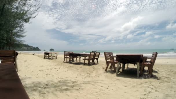 Tropical beach in Thailand, cafe tables on the beach — Stock Video