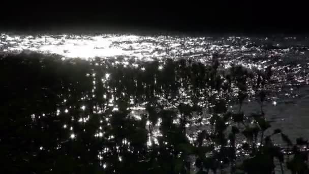 El resplandor del sol en el flujo de agua del río por la noche — Vídeo de stock