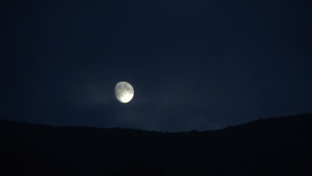 Noche de luna en las montañas cerrar nubes — Vídeos de Stock