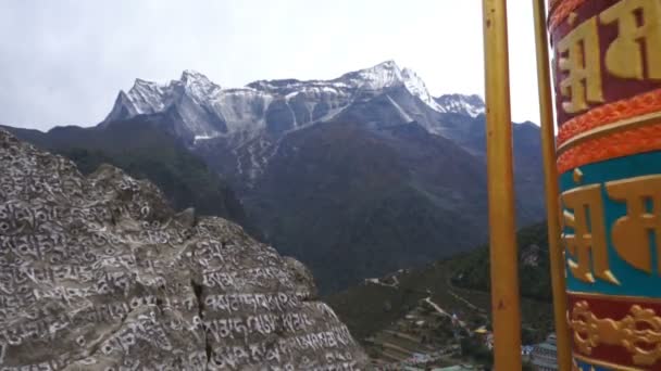 尼泊尔，嵬，祈祷轮，旋转，大、 石材、 咒语 — 图库视频影像