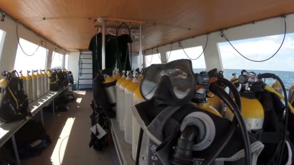 Лодка, подводное плавание, дайвинг, корабль, океан, движение, солнечный день, оборудование, акваланг — стоковое видео