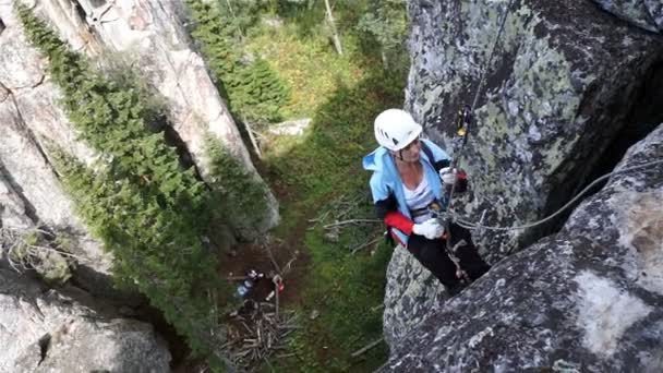 Альпинист, девушка, рок, движения, вверх, веревки — стоковое видео