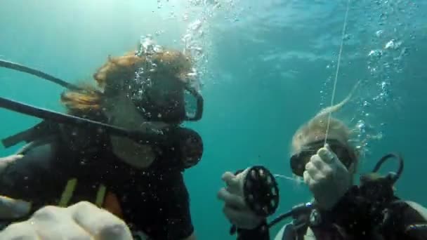 Dykning, två kvinnor, instruktör student, stiga till ytan — Stockvideo