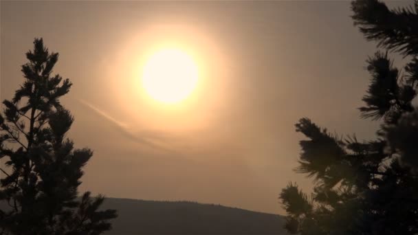 Zon Winter bergen voor zonsondergang — Stockvideo