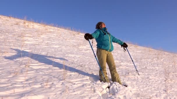 Vrouw atleet Winter afscheid zon bergen — Stockvideo