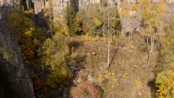 Unik Rock falla, rock Ridge, Aerial Photography solig dag — Stockvideo