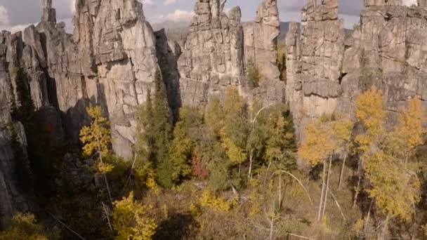Queda de rocha original, cume de rocha, Fotografia aérea Dia ensolarado — Vídeo de Stock