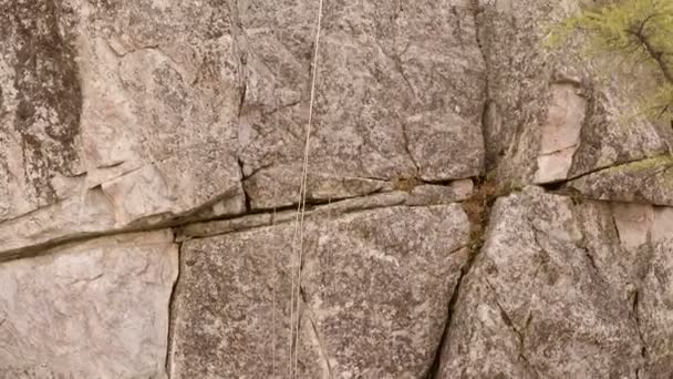 Escaladores escalando en la roca hasta la cima, fotografía aérea — Vídeos de Stock