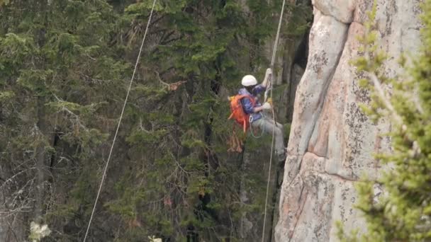 Escalada menina escalada um penhasco — Vídeo de Stock