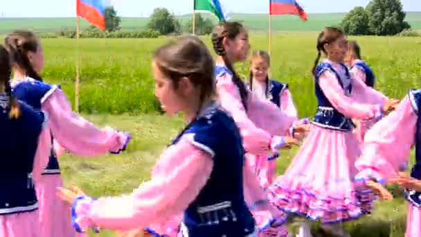 Rustikální Holiday. Dívky tančí národní tanec — Stock video