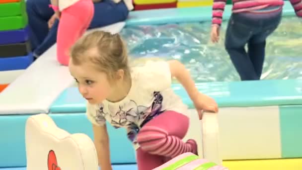 Kleines Mädchen blonde Mama dreht auf einem Karussell — Stockvideo