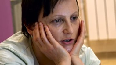 Laptop Closeup önünde Olgun kadın