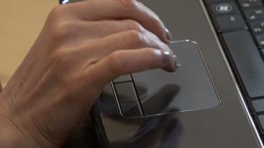 vrouwelijke hand op het toetsenbord van de laptop