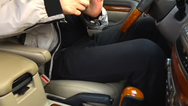 Mladý muž v autě připoután bezpečnostním pásem — Stock video