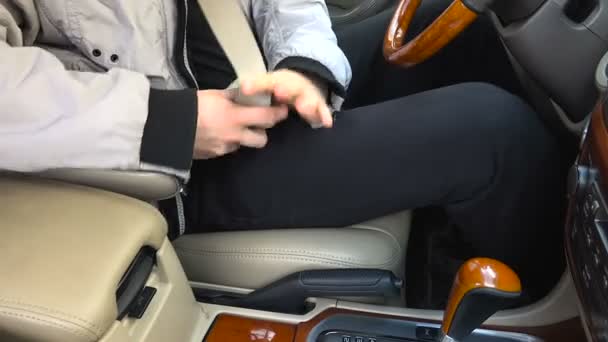 Jonge Man in de auto een veiligheidsgordel dragen — Stockvideo