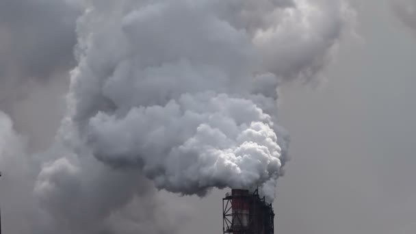 Levegő szennyezés felhők a füst jön a kémény a növény — Stock videók