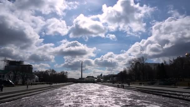 Primavera sul fiume Città traffico Timelapse Nuvole — Video Stock