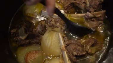 Ortaya konulan bir plaka üzerinde bir lezzetli yemek ana yemek sebze ile pişmiş et parçaları