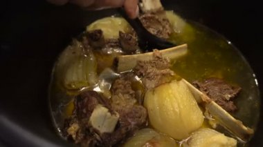 Ortaya konulan bir plaka üzerinde bir lezzetli yemek ana yemek sebze ile pişmiş et parçaları