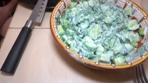 Steak-Abendessen mit Gurkensalat, Wein wird in ein Glas gegossen — Stockvideo