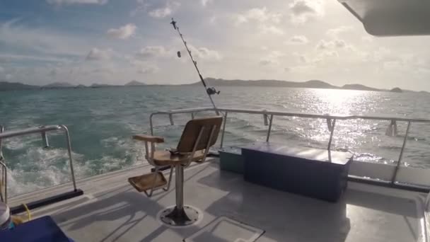 Ωκεανό θέα από το Stern από την βάρκα για θαλάσσια αλιεία, Πανόραμα του καμπίνα του καπετάνιου, κλώση ρίχνονται στο νερό — Αρχείο Βίντεο