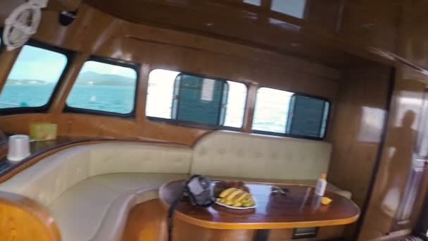 Een vrouw komt uit de cabine van de boot voor de zeevisserij aan boord — Stockvideo