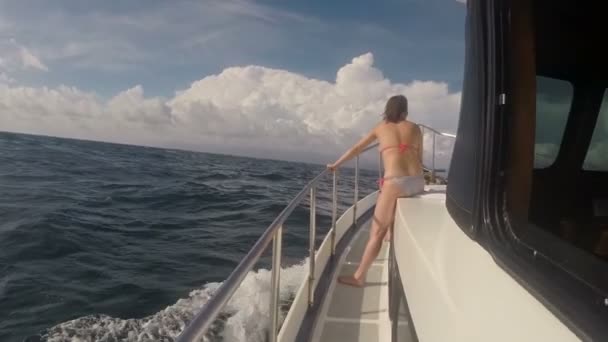 Mulher no Nariz do Iate no Oceano Sunning em um dia ensolarado — Vídeo de Stock