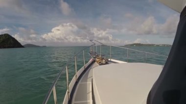 Ocean View gökyüzünde bulutlar güneşli gün arka halatı ile teknede pruvadan