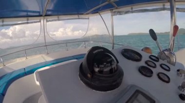 Küçük deniz gemi, okyanus, güneşli gün bulutlu bir gökyüzü kokpitte pusula