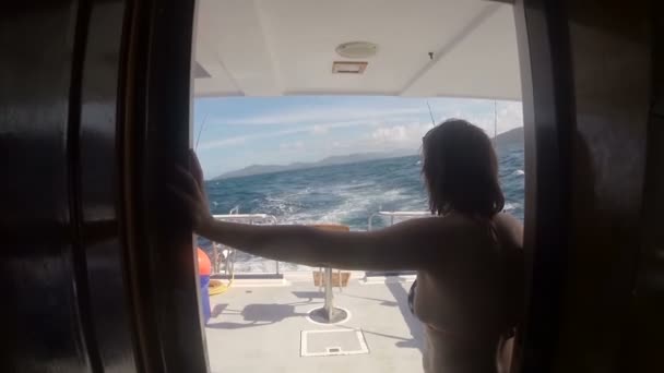 Sea Fishing Silhouette della donna nella porta della cabina della porta che si affaccia sulla poppa della barca sullo sfondo dell'oceano — Video Stock