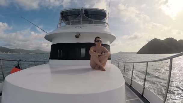 Frau auf einem Schiff im Meer sonnt sich an einem sonnigen Tag — Stockvideo